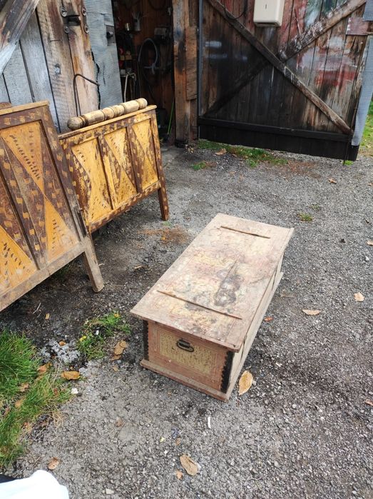 Tăblii de pat și ladă de zestre vechi