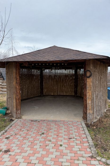 Foișor din lemn cu acoperiș tip șindrilă – stare bună