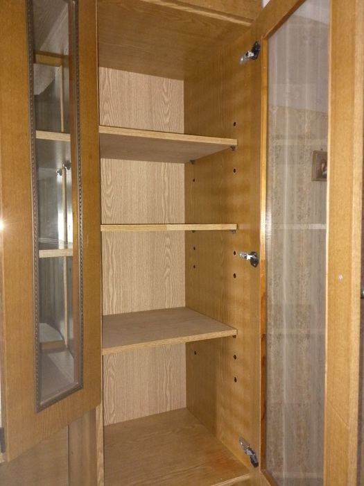 Стенка коричневого цвета