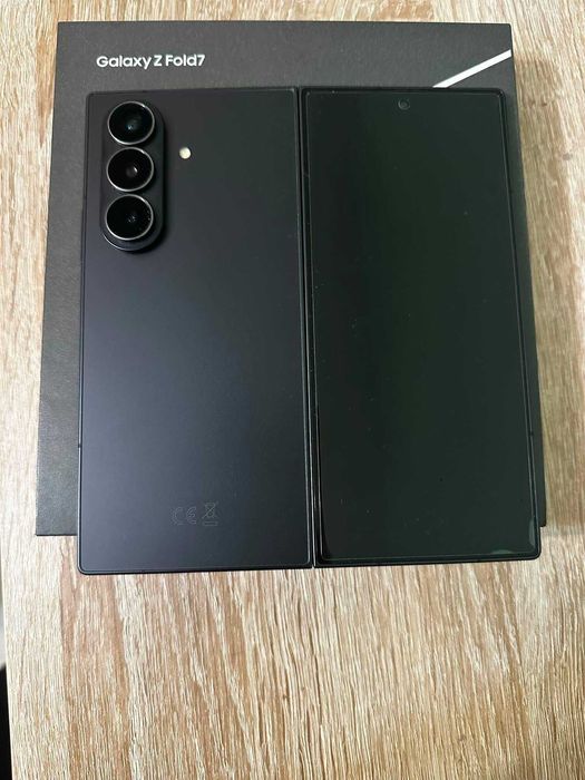 Продавам Samsung Galaxy Z Fold 7