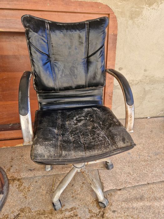 Кожаные кресло для салона