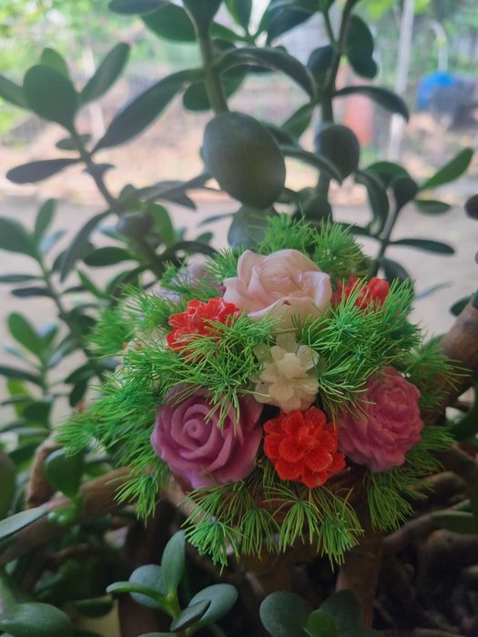 Mici aranjamente florale din ceara de soia in recipiente din rasina epoxidica