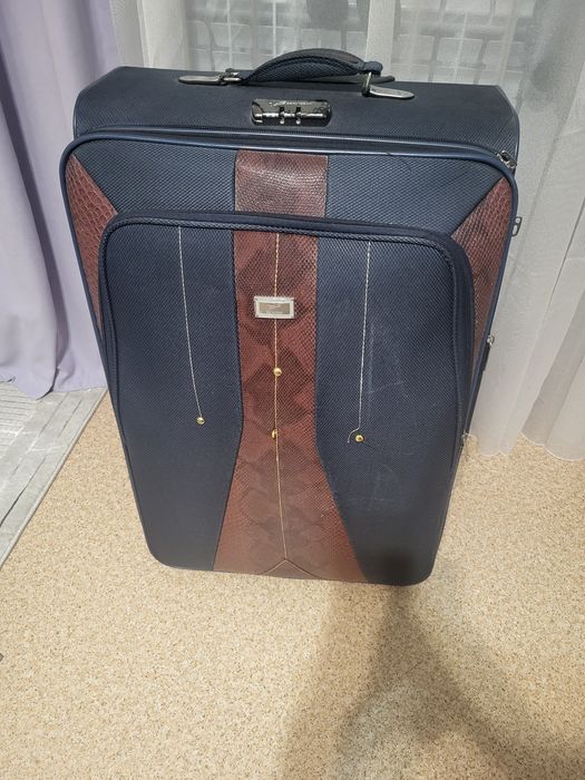 Чемодан большой на колесиках