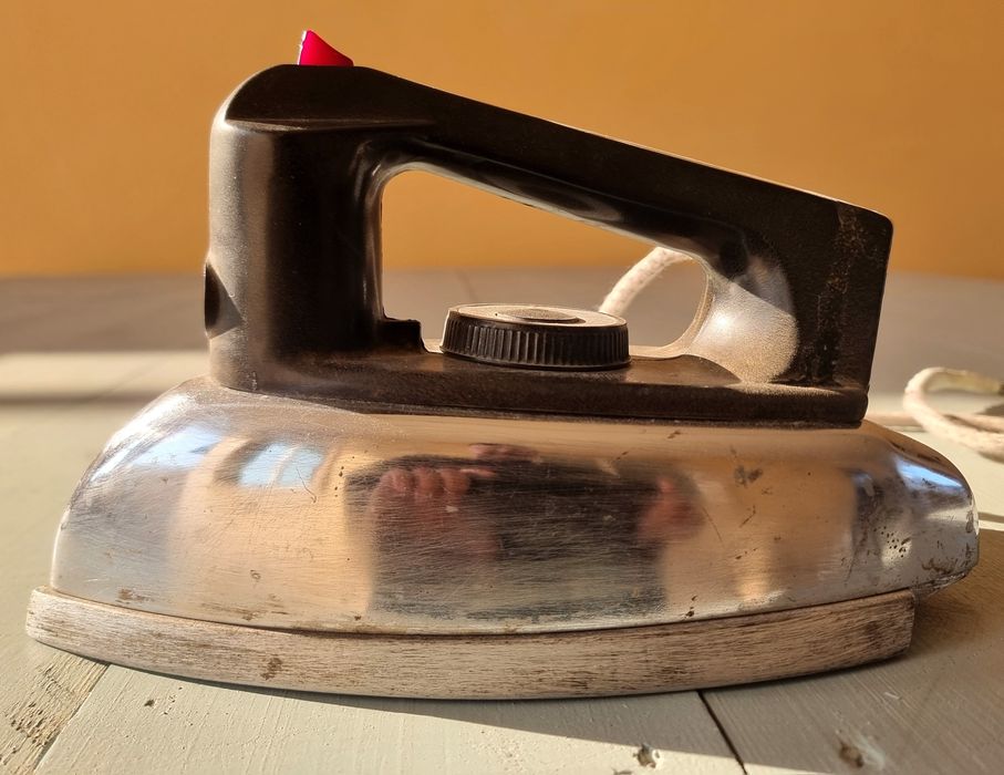 Утюг сотилади.Холати ва ишлаши яхши.