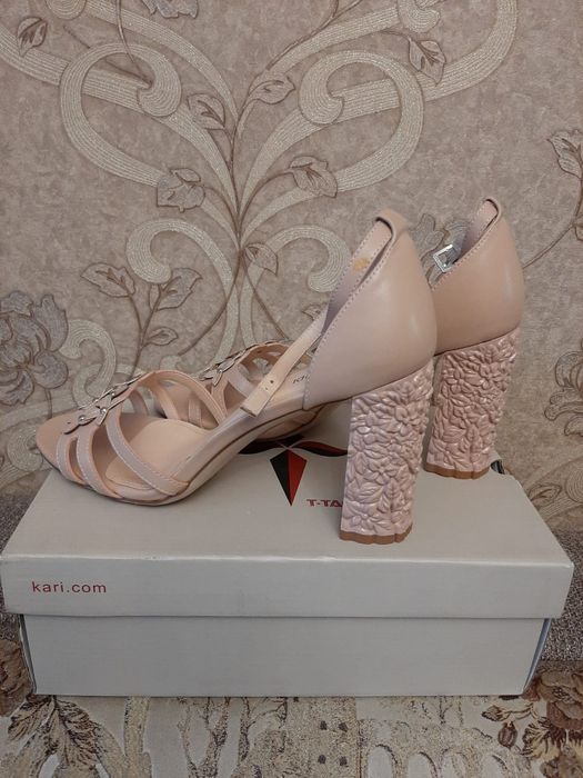 Продам Босоножки