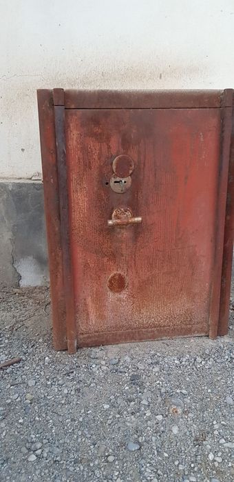 Продается сейф в хорошем состоянии