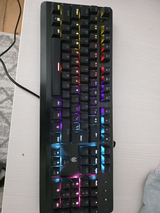 Tastatura mecanica cu led-uri