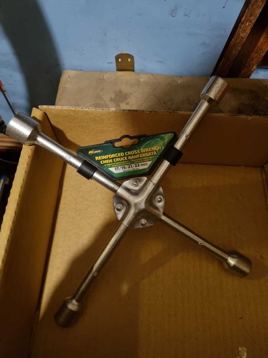 Triunghi auto,prezoane,piulite auto,stingator,chei tractare