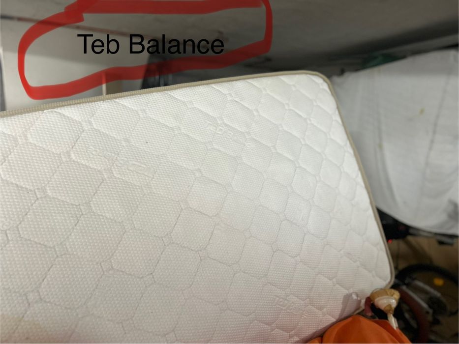 Детско легло с подматрачна рамка и матрак.