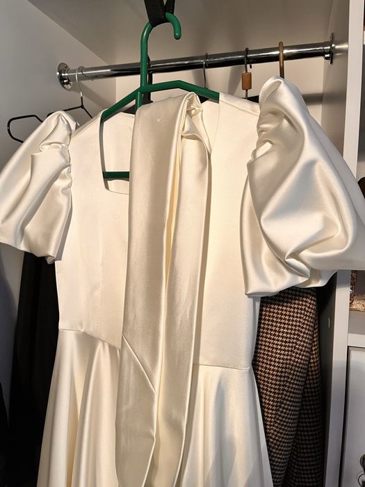 Белое атластное платье