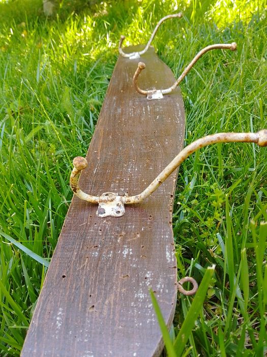 Дървена закачалка