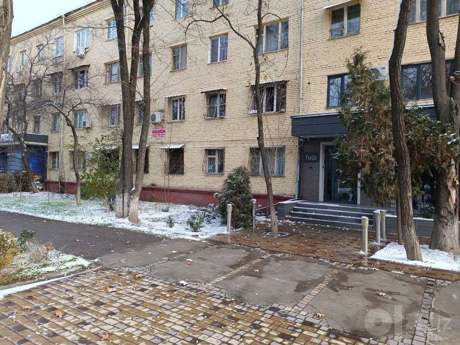продается 4 комнатная квартира 1 этаж 100 кв. метров в центре города