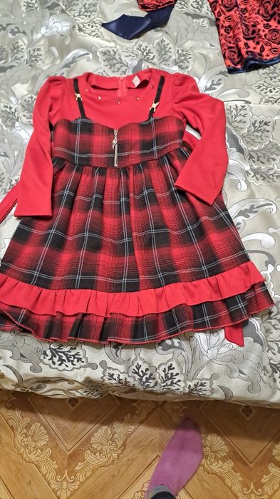 продам платья на девочку