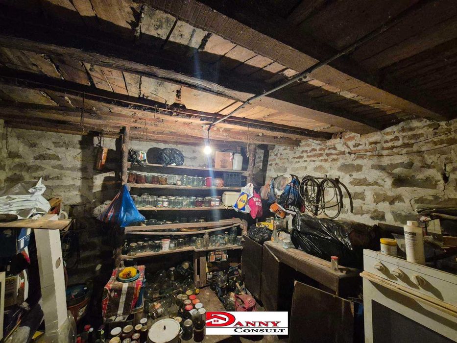 Къща с двор и гараж в гр. Павликени