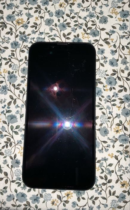 vând Iphone 16e black 128GB cu 99% viața bateriei
