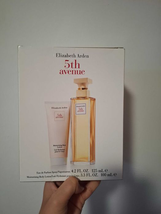 Set Elizabeth Arden nou apă de parfum și loțiune de corp