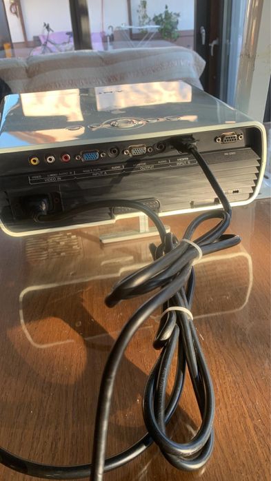 Videoproiector sony cu suport de prindere pe tavan