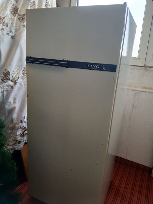 Старый холодильник Sino в рабочем состоянии