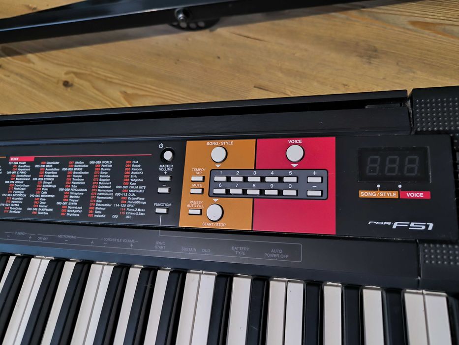 Orgă electronică Yamaha cu 5 octave.