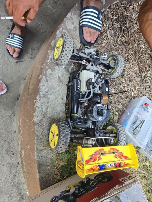 Vând Buggy RC Reely Rex-X 1:8 Nitro (Termik)
Sie bietet den Buggy R Recely Rex-X an.