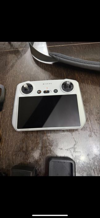 Продавам DJI Mavic 3 Pro Fly More Combo (DJI RC) – Отлично състояние + Подарък ND филтри