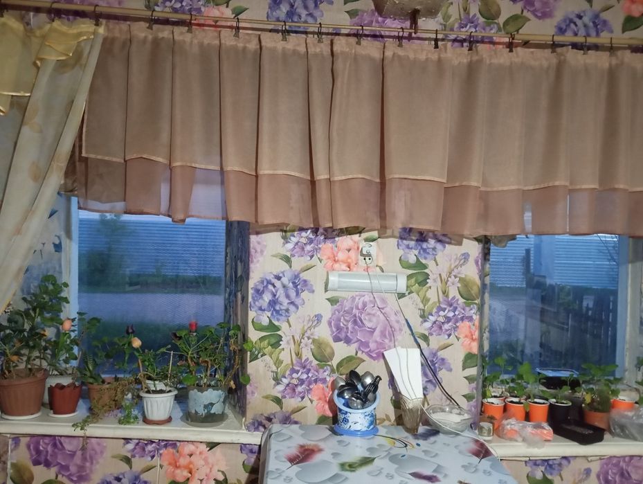 Продам очень теплый дом , хоз постройки , огород ,