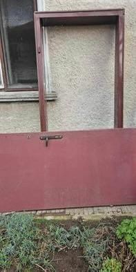 Блиндирана входна врата, 2 патронника, горен и долен.