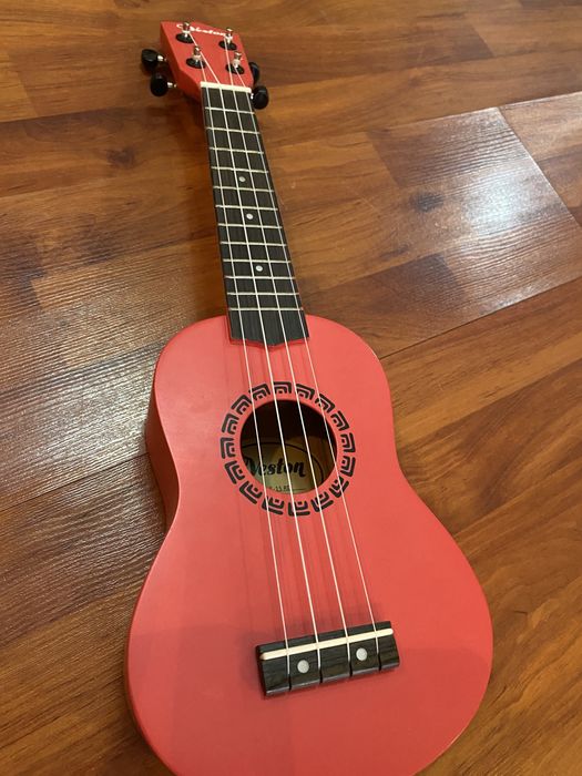 укулеле сопрано Veston, розовое укулеле