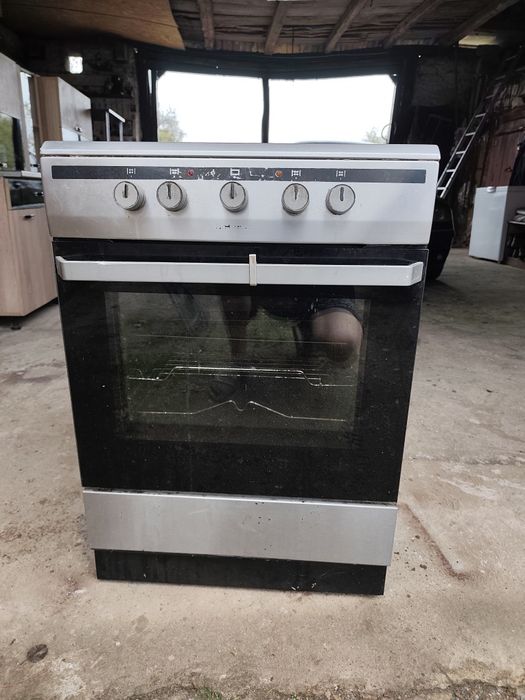 Aragaz electric Hansa, plită vitroceramică, cuptor electric – 500 lei negociabil