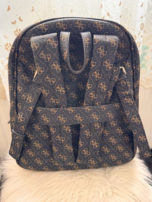 ЧИСТО НОВА ЧАНТА Guess
