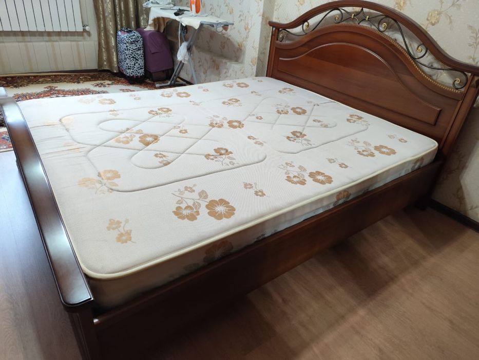 Кровать деревянная