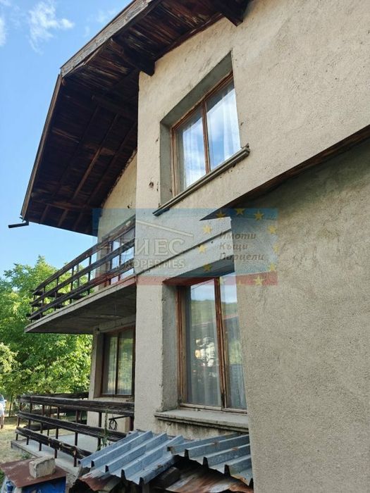 Къща - близнак в с. Боснек 100 м², двор - 288 м²