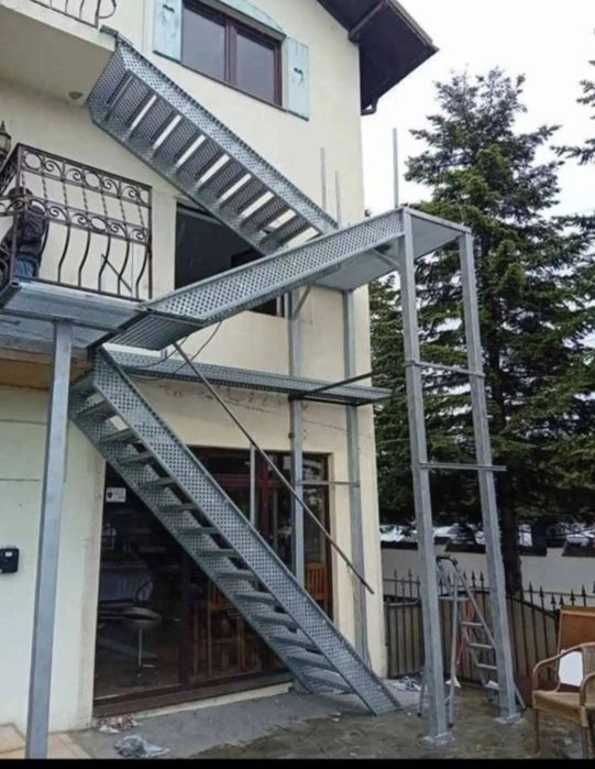 „Vândem scări metalice galvanizate , personalizate la dimensiunea dori