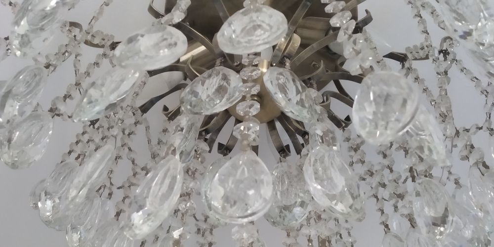 Продам роскошную люстру из стекла.