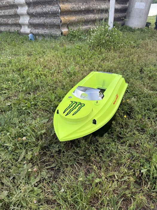 Лодка за захранка със 180 точков GPS