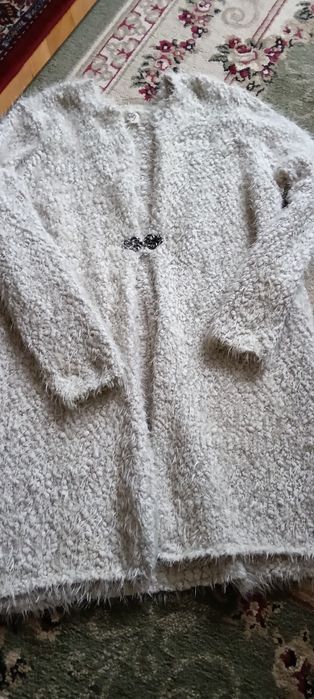 Vând doua cardigane pufoase și calduroase