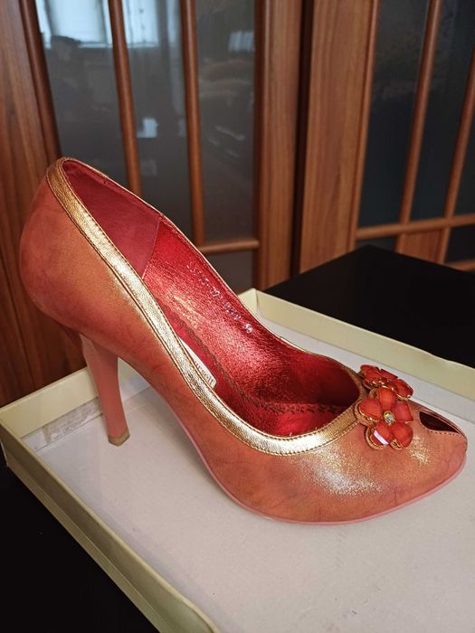 Женская обувь разная