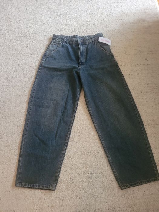 Blugi noi cu eticheta