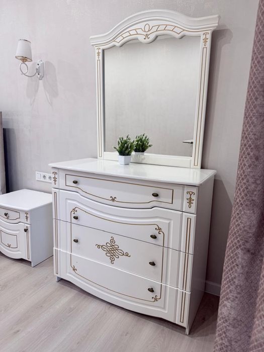 Продам трюмо с зеркалом