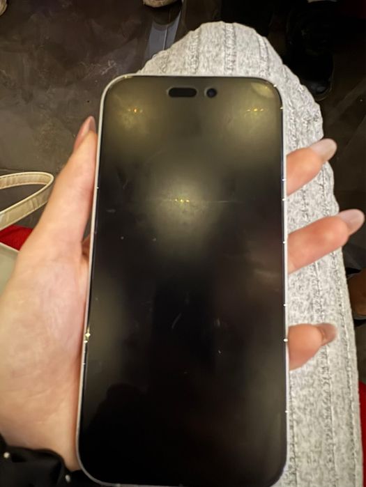 iPhone 16 бял, батерия 98%, пълен комплект