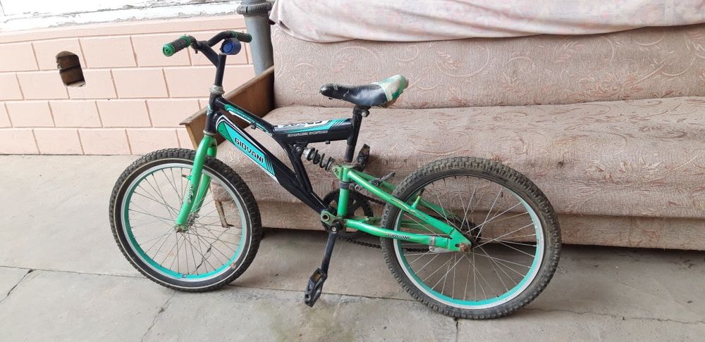 Велосипед сотилади, эски, камера қўйиш керак, нархи 100.000 дан.