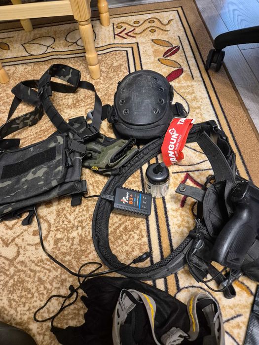 Airsoft AR,Pistol,BBs,Speedloader,others