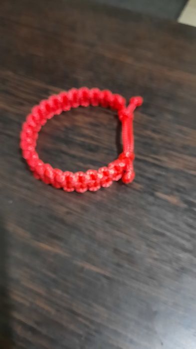 Красный браслет-оберег