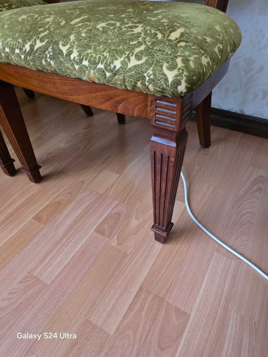 Продаются широкие стулья