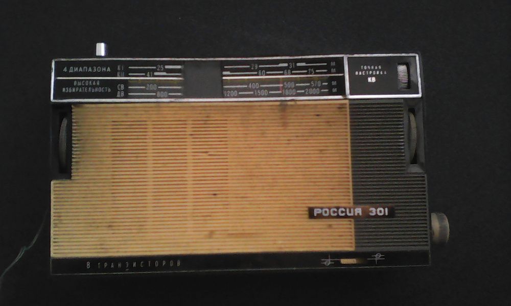 Стари радиа с лампи и магнетофон