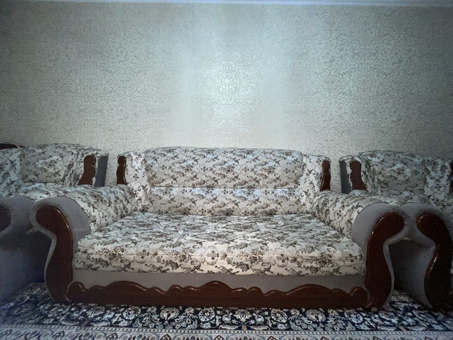 Диван с двумя кресло