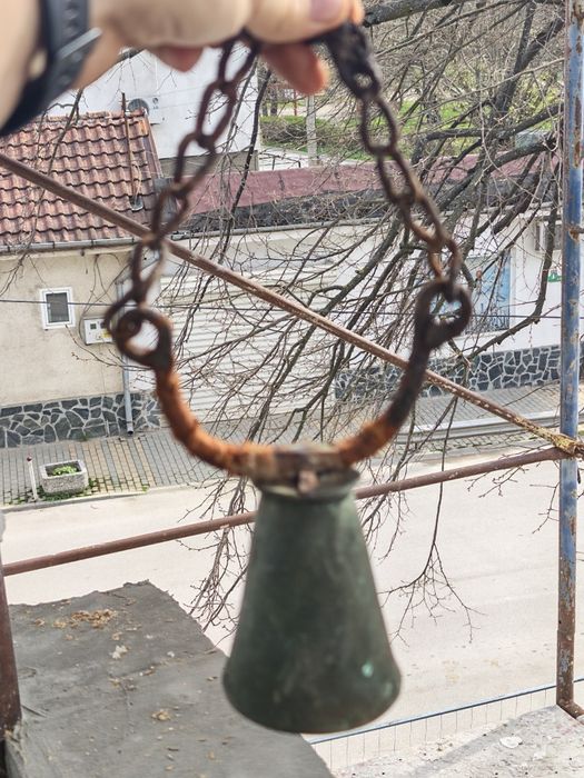 Много стар чан звънец