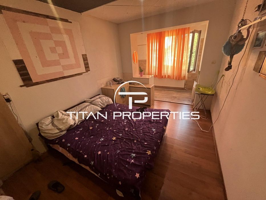 Къща с двор и АКТ 16 в гр. Айтос