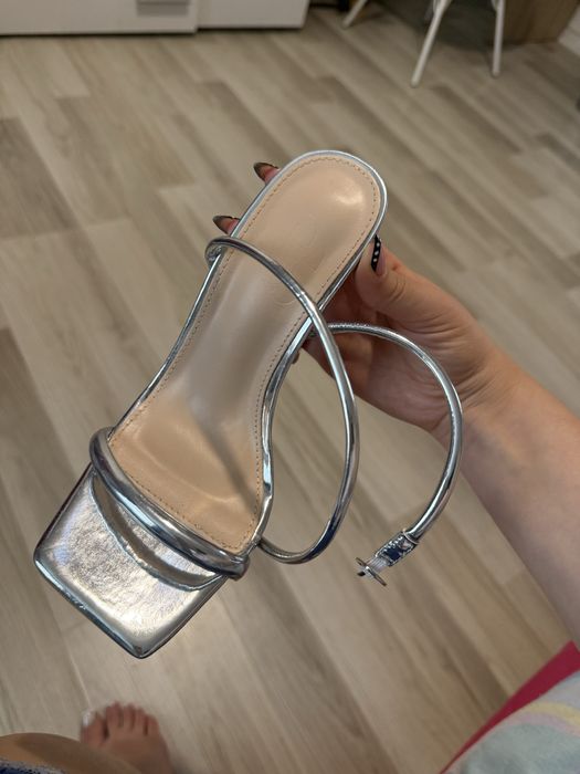 Обувки на висок ток