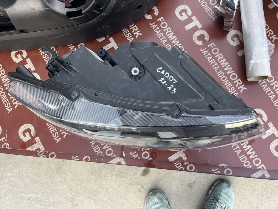 Фар VW Caddy 2020-десен